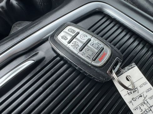 Used 2021 Chrysler Pacifica Touring-L FWD image 19