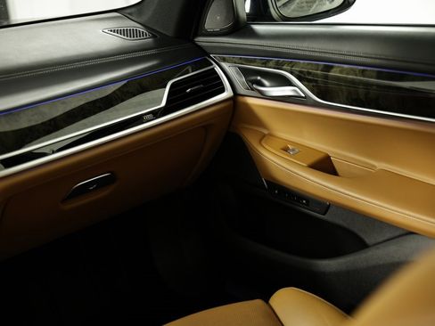 Used 2022 BMW 740i w/ M Sport Package image 29