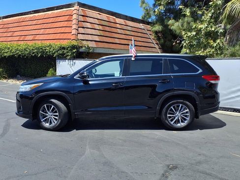 Used 2018 Toyota Highlander XLE w/ Carpet Mat Package (TMS) AWD/4WD image 3