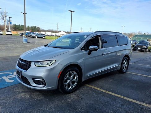 Used 2023 Chrysler Pacifica Limited image 7