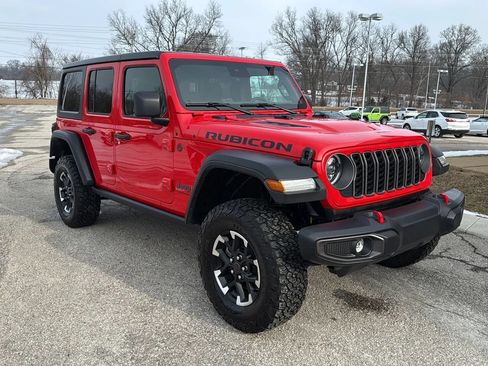 Used 2025 Jeep Wrangler Unlimited Rubicon AWD/4WD image 3