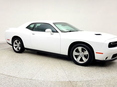 Used 2018 Dodge Challenger SXT image 3