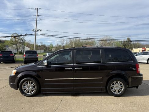 Used 2010 Chrysler Town & Country Limited image 6