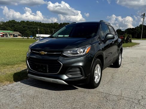 Used 2017 Chevrolet Trax LT w/ LT Convenience Package image 1