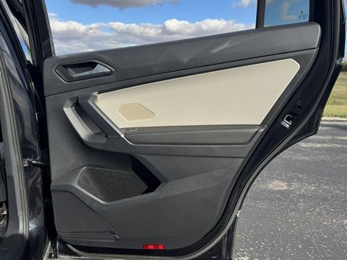 Used 2018 Volkswagen Tiguan SE image 27
