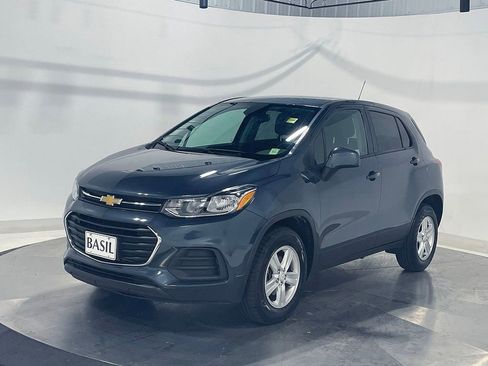 Used 2022 Chevrolet Trax LS w/ Tint and Cruise Package AWD/4WD image 8