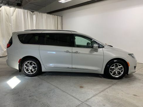 Used 2020 Chrysler Pacifica Limited image 30