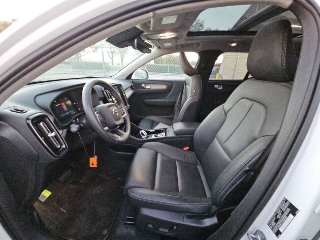 Used 2025 Volvo XC40 B5 Plus AWD/4WD image 5