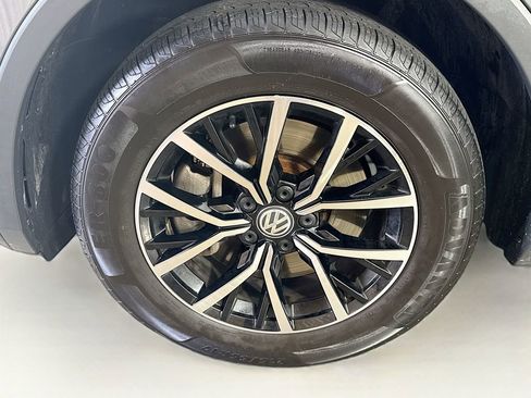 Used 2021 Volkswagen Tiguan SE image 38
