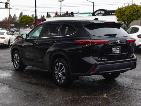 Used 2023 Toyota Highlander XLE image 12