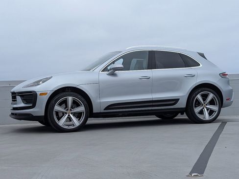 Certified 2024 Porsche Macan AWD/4WD image 2