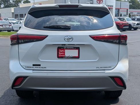 Used 2022 Toyota Highlander Platinum FWD image 9