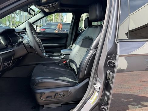 Used 2024 Jeep Grand Cherokee Altitude AWD/4WD image 12