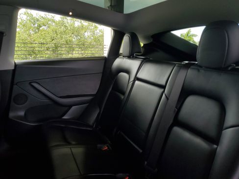 Used 2021 Tesla Model Y Long Range AWD/4WD image 8