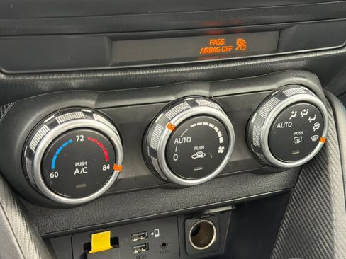 Used 2020 Toyota Yaris XLE image 21