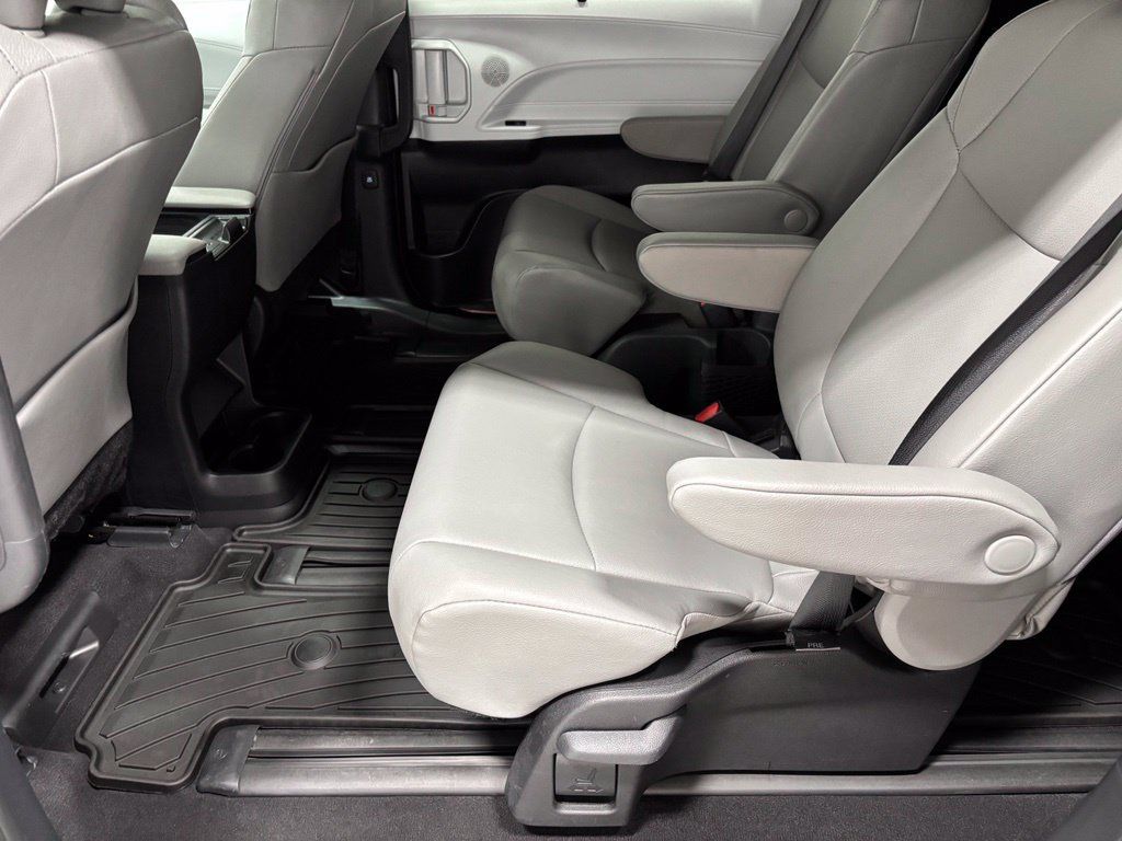 Used 2026 Toyota Sienna XLE AWD/4WD image 48