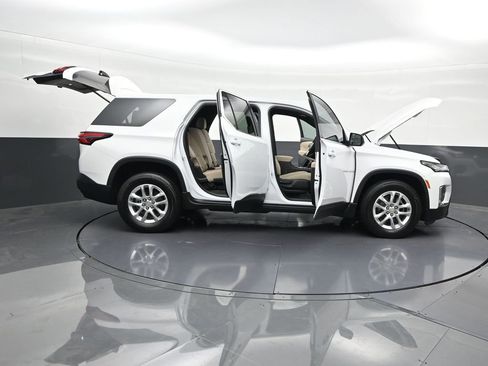 Used 2023 Chevrolet Traverse LS FWD image 32