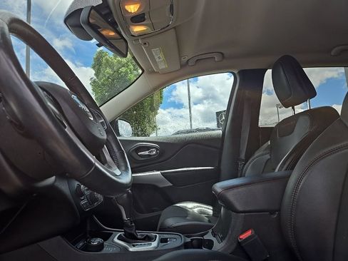 Used 2018 Jeep Cherokee Trailhawk w/ Cold Weather Group AWD/4WD image 33