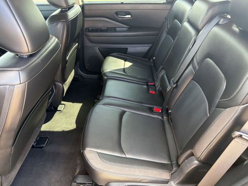 Used 2024 Nissan Pathfinder SL FWD image 11