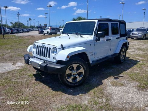 Used 2016 Jeep Wrangler Unlimited Sahara w/ Connectivity Group AWD/4WD image 2