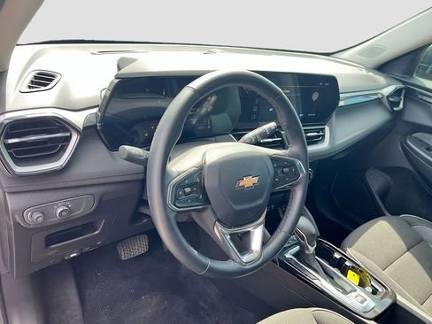 Used 2024 Chevrolet TrailBlazer LT w/ LT Cold Weather Package FWD image 9