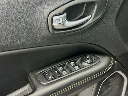 Used 2018 Jeep Compass Latitude w/ Popular Equipment Group AWD/4WD image 15