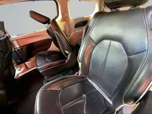 Used 2022 Chrysler Pacifica Limited w/ Uconnect Theater Family Group FWD image 31