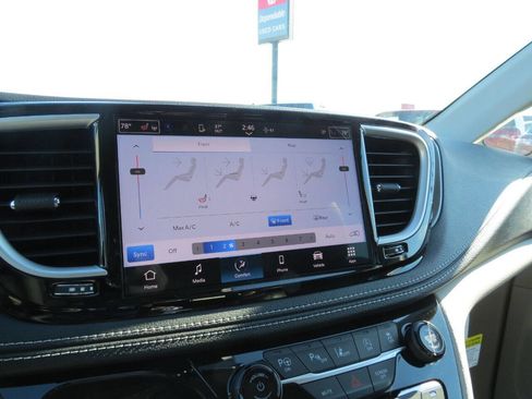 Used 2023 Chrysler Pacifica Touring-L image 9