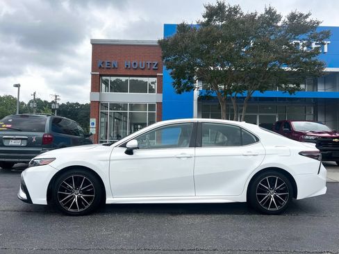 Used 2021 Toyota Camry SE FWD image 2