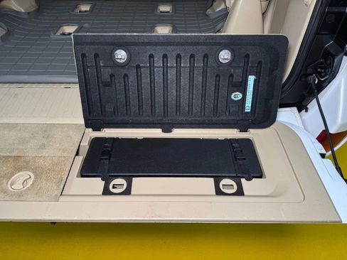 Used 2011 Lexus LX 570 4WD w/ Luxury Pkg image 12