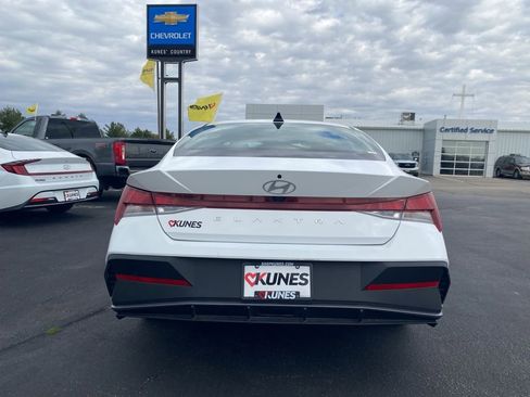Used 2024 Hyundai Elantra SEL image 9
