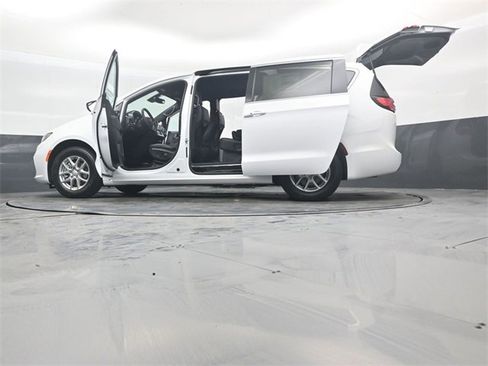 New 2026 Chrysler Pacifica Select image 52