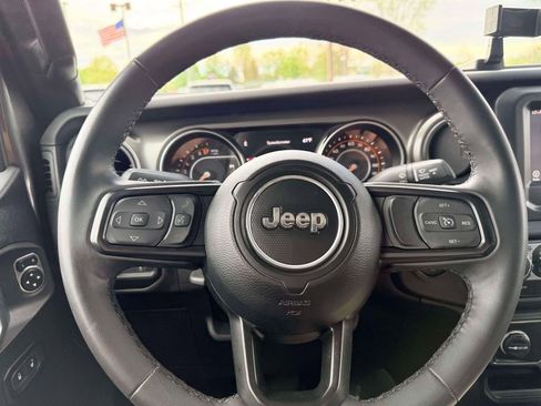 Used 2023 Jeep Gladiator Sport AWD/4WD image 16