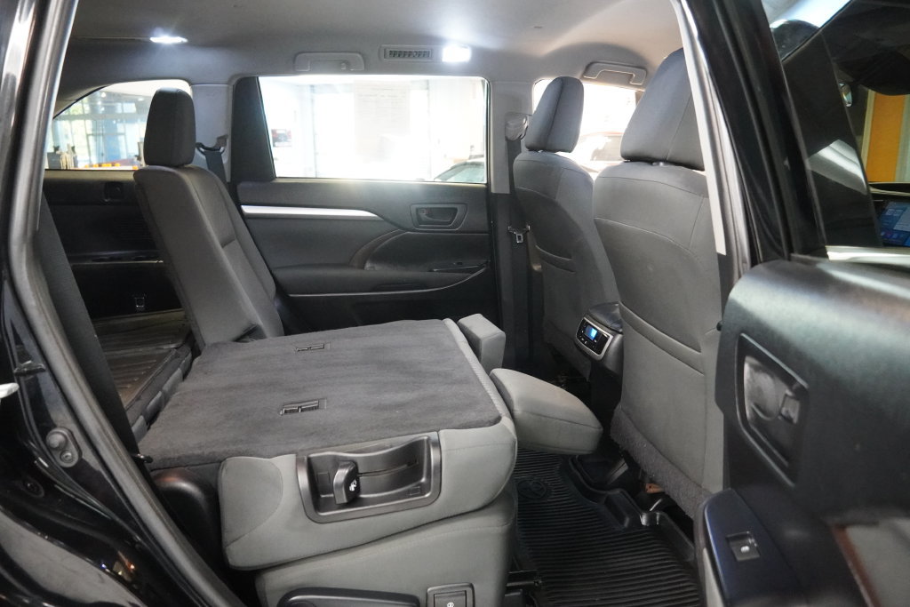 Used 2019 Toyota Highlander LE w/ Protection Package #3 AWD/4WD image 32