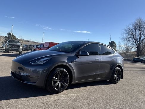 Used 2022 Tesla Model Y Long Range image 3