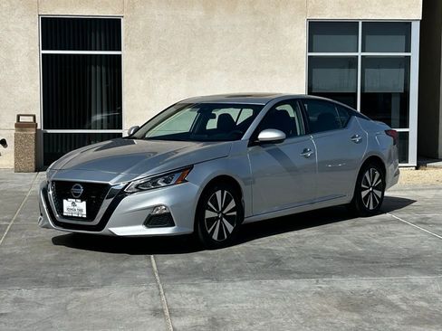 Used 2022 Nissan Altima 2.5 SV w/ SV Premium Package image 3