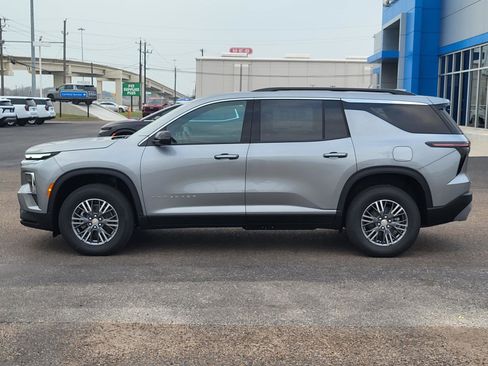 New 2026 Chevrolet Traverse LT image 2