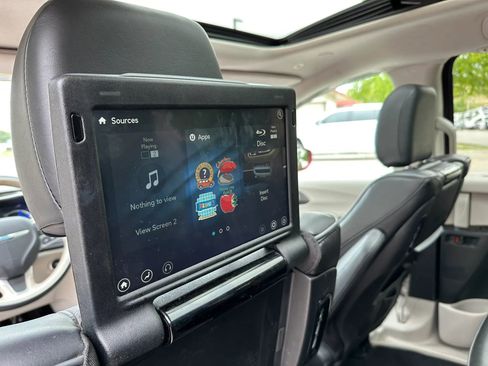 Used 2018 Chrysler Pacifica Limited w/ Advanced Safetytec Group FWD image 28