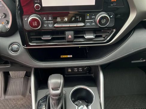 Used 2023 Toyota Highlander XLE AWD/4WD image 20