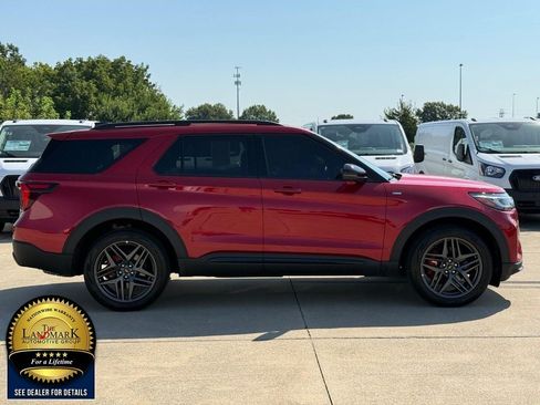 Used 2025 Ford Explorer ST-Line w/ ST-Line Street Pack AWD/4WD image 4