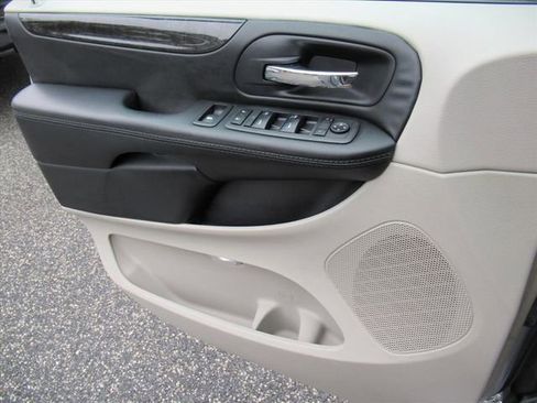 Used 2018 Dodge Grand Caravan SE w/ UConnect Hands-Free Group image 23