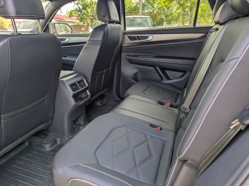 Used 2024 Volkswagen Atlas Cross Sport SE w/ Panoramic Sunroof Package image 15