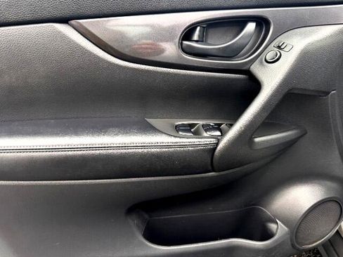 Used 2020 Nissan Rogue S image 16