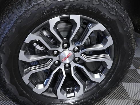 Used 2025 GMC Canyon Denali image 7