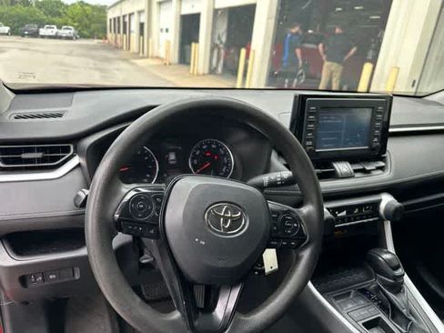 Used 2019 Toyota RAV4 LE FWD image 7