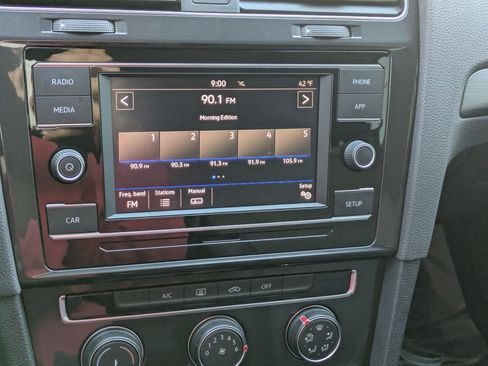 Used 2019 Volkswagen Golf S w/ Driver Assistance Package image 19