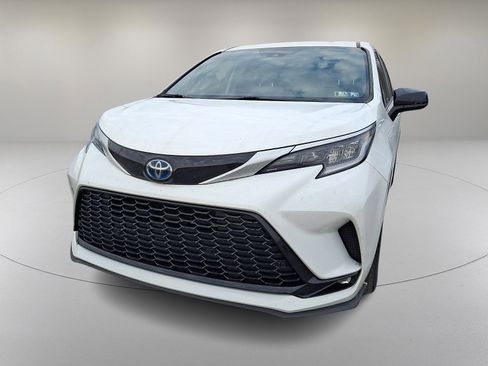 Used 2023 Toyota Sienna XSE w/ XSE Plus Package image 4