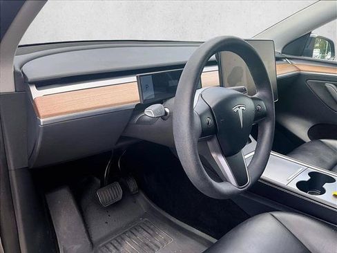 Used 2024 Tesla Model Y 2WD image 14