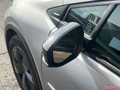 Used 2026 Toyota Prius Plug-In Hybrid FWD image 9