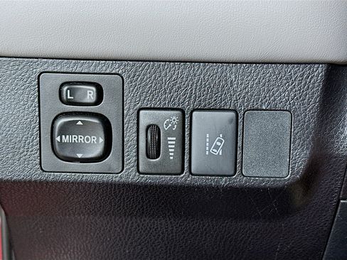 Used 2018 Toyota RAV4 XLE FWD image 17